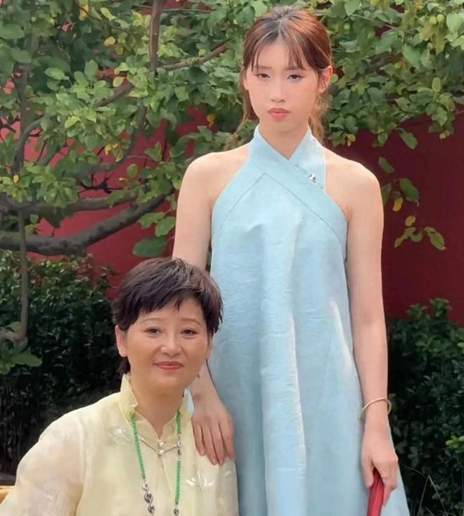 徐帆和养女亮相活动！19岁徐朵还是龅牙母女首次回应离婚传闻
